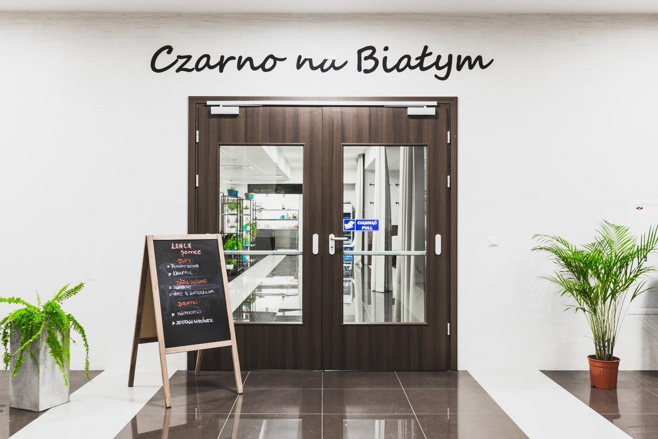 Czarno Na Bialym Hotel Cracóvia Exterior foto