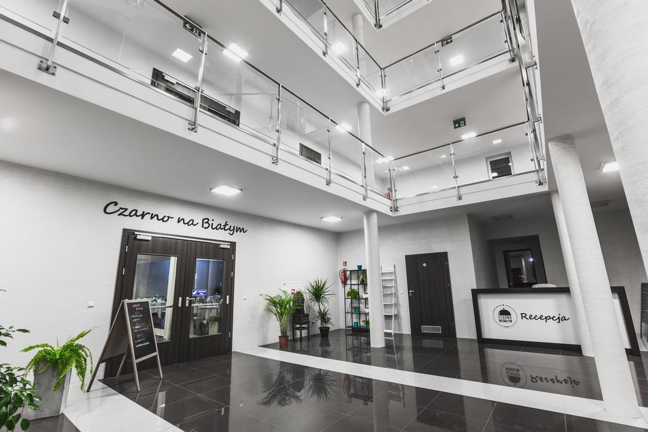 Czarno Na Bialym Hotel Cracóvia Exterior foto